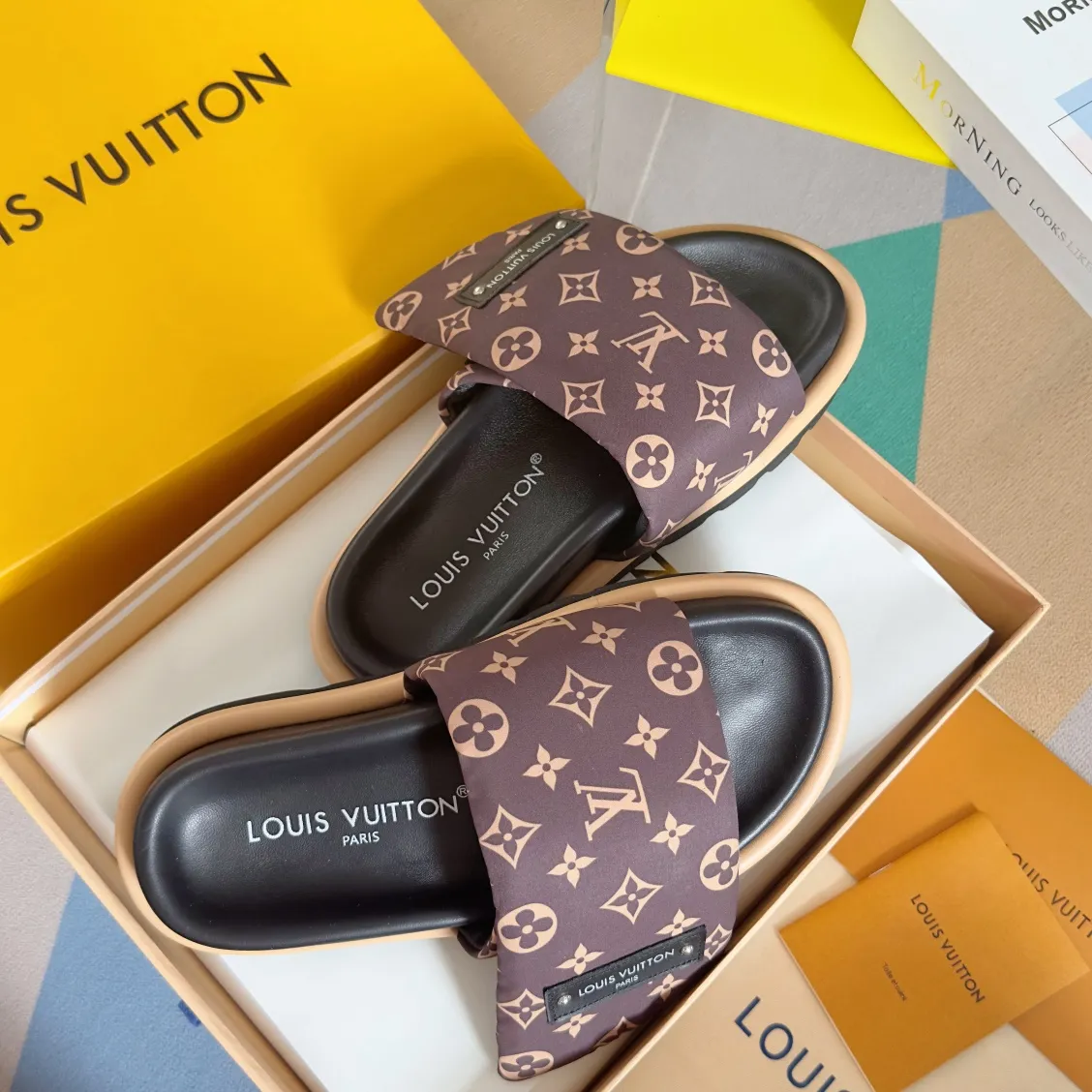 Factory direct sale 180👟👟 Women's Shoes Women's Clothing Women's Shoes Women's Clothing LV Louis Vuitton L Jialu Brand POOL PILLOW COMFORT Velcro Denim Denim Checkerboard Embossed Bread Flat Sandals Original purchase and development Production This Pool Pillow Comfort flat sandal is padded with neoprene to create a comfortable wide upper, and then embossed with the classic Monogram pattern. Velcro for easy adjustment, and a resilient insole and lubricious outsole complete the package. Exquisite packaging at the delivery counter 🛍📦 ▪️Fabric: Original customized technical fabric ▪️Inner lining: Original customized sheepskin foot pads ▪️Sole: Original open-molded rubber foam outsole ▪️Sole thickness: 4CM ▪️Size: Women's 35-40 / Men's 39-45